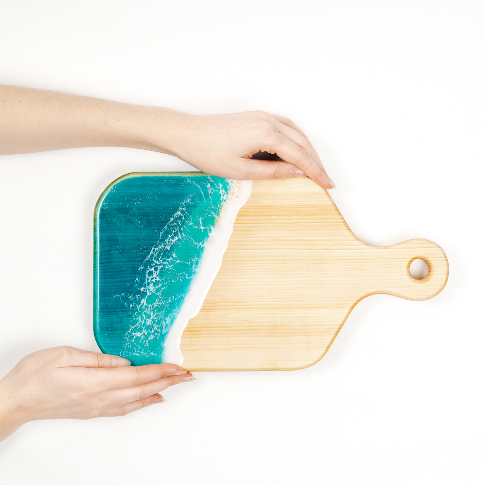 Доска разделочная из древесины сибирского кедра с эпоксидной смолой. RD65