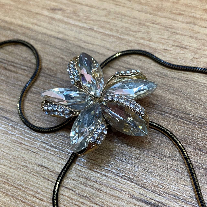 Кулон Цветок пятилистник изогнутый кристалл серебристый на цепочке с двумя концами металл золотистый черненый