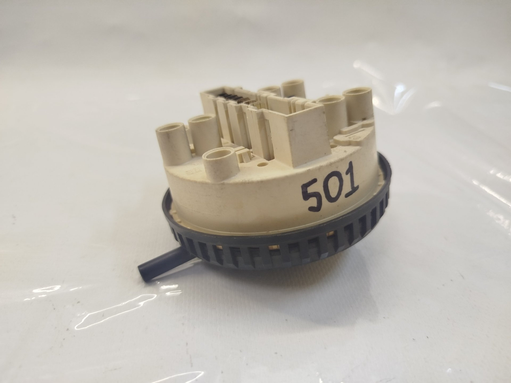 501 Датчик уровня воды (Прессостат) для стиральной машины Bosch/Siemens 6 контактов 460/310 1800/1350 2940 б/у