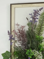 Искусственные цветы в багетной раме для декора