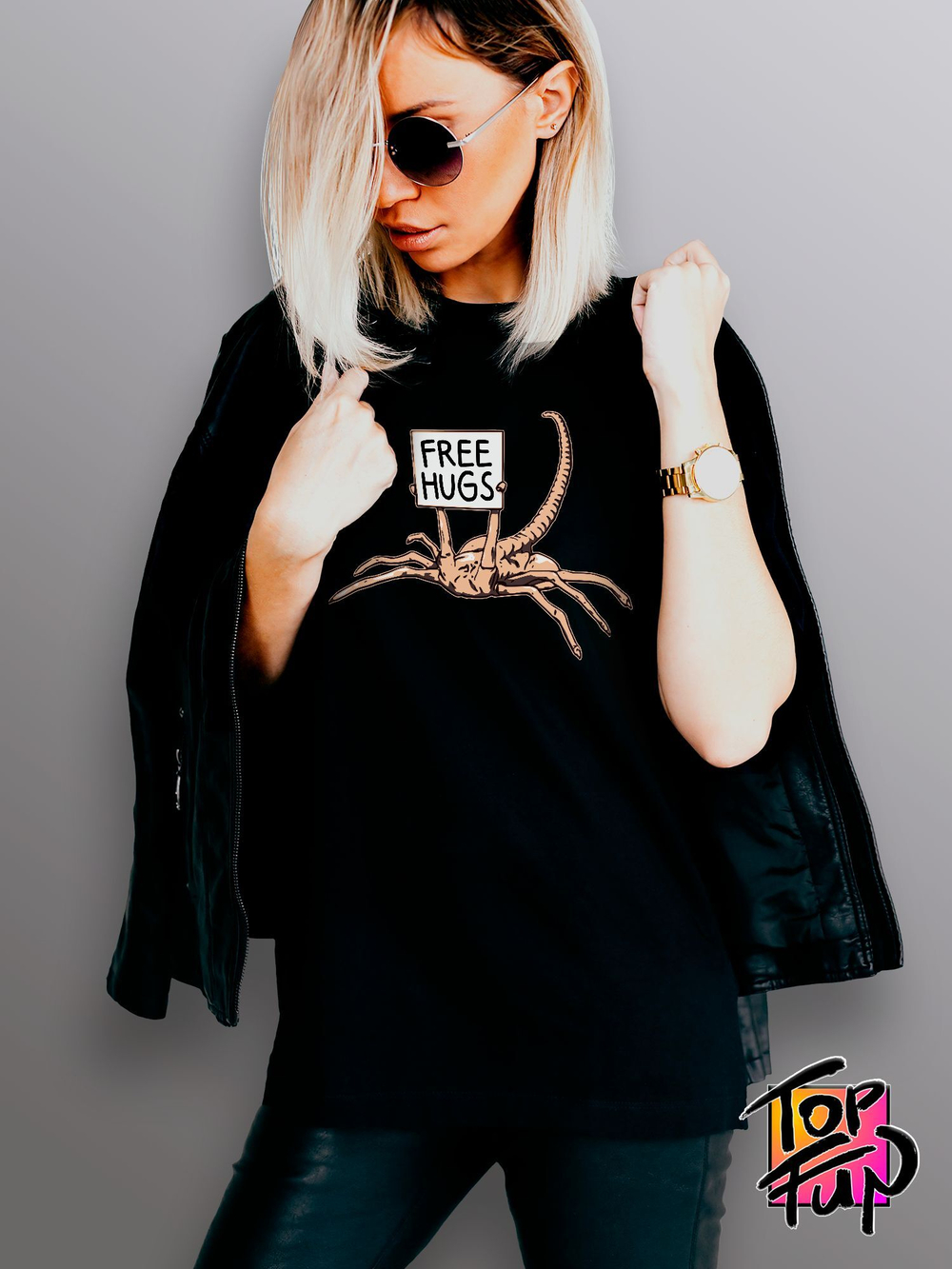 Футболка с принтом Free hugs alien