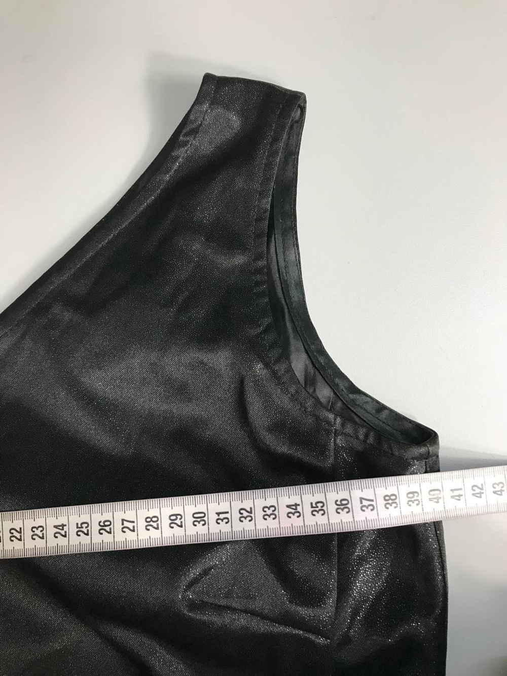 Платье на одно плеч, лаконичное 40-42 размер, с нюансом