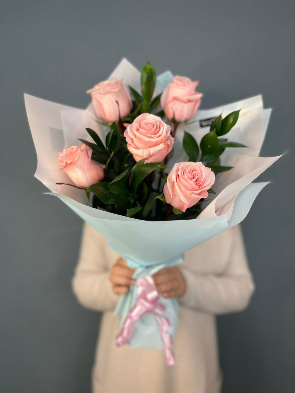 Букет из 5 нежных роз с зеленью в дизайнерской, упаковке с доставкой