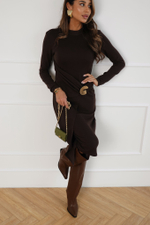 Платье из плотного трикотажа с запахом и брошью