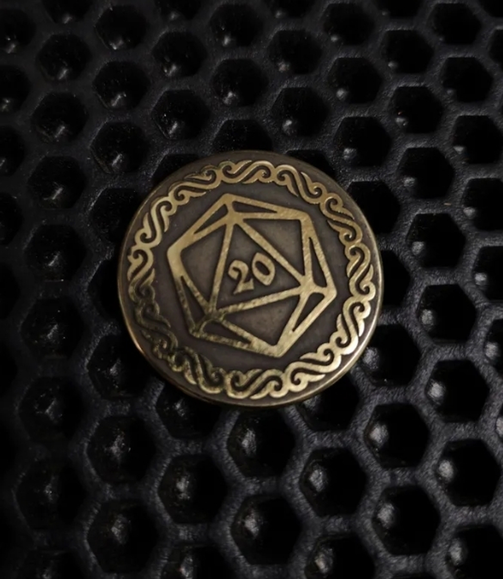Латунная монета «D20» — двуликий жетон для решений в стиле D&D!