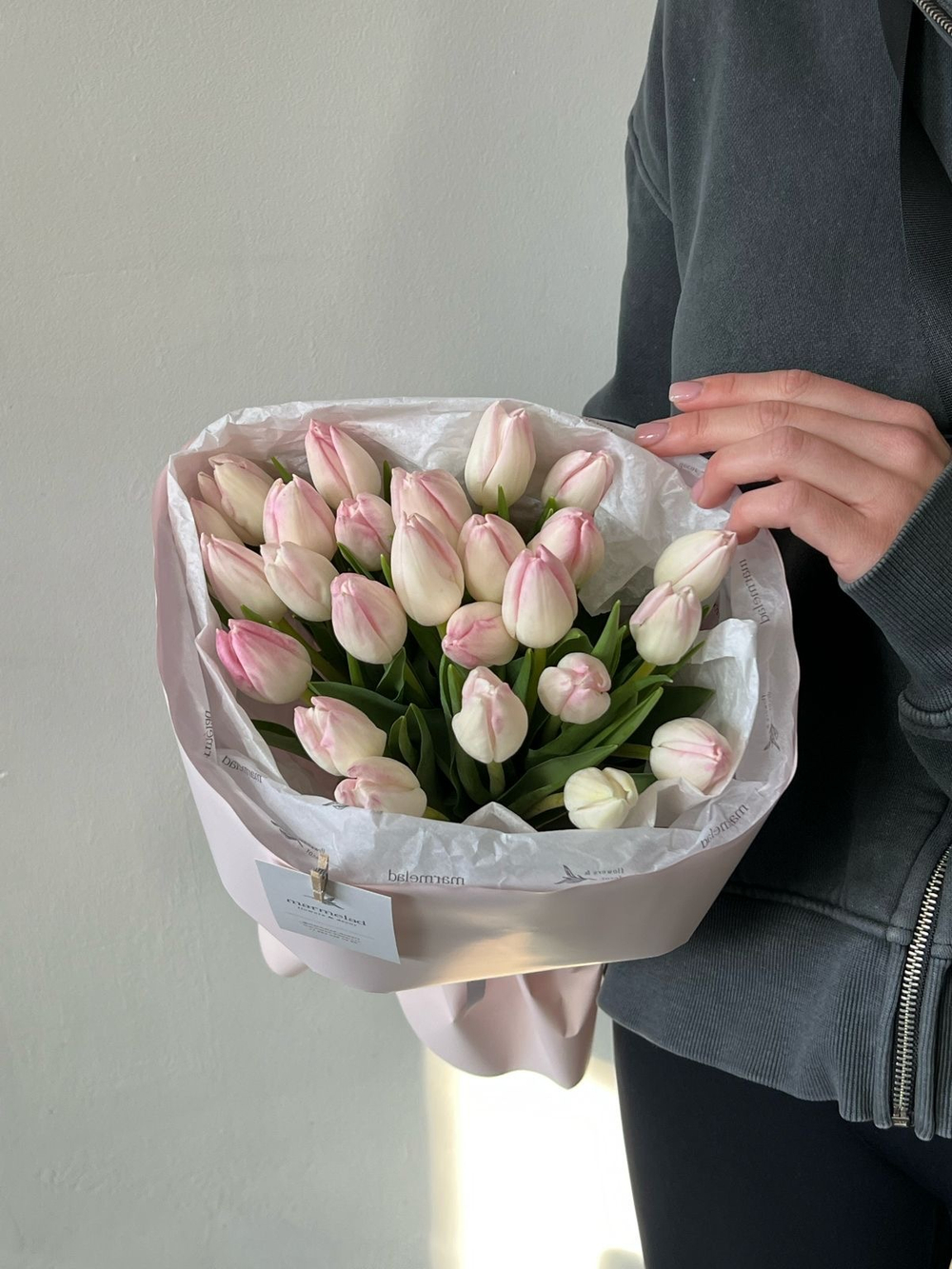 Букет из 25ти белых розовых тюльпанов - нет в наличии