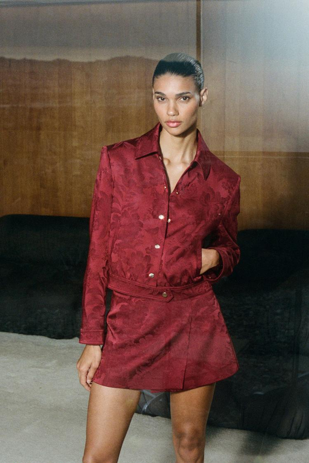 ZARA ЖАККАРДОВЫЙ БОМБЕР, ЦАЕТ БУРГУНДСКОГО ВИНА