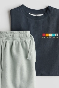 H&M Комплект из футболки и шорт с контрастным принтом, темно-серый