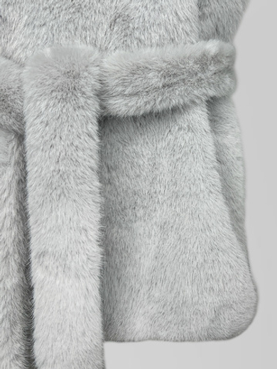 Жилетка Анжелика однотонная меховая с высоким горлом и поясом