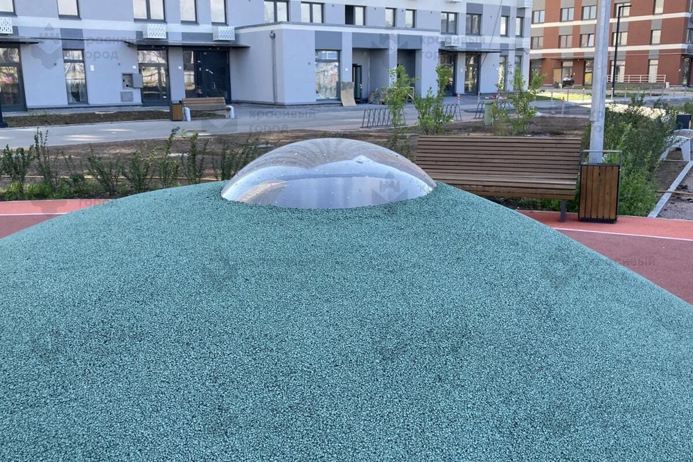 Холм с иллюминатором