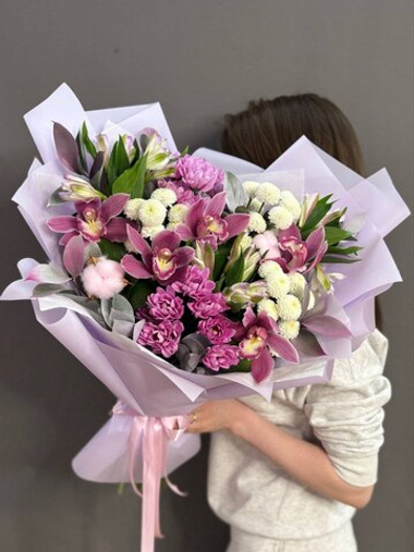 Авторский букет в сиреневой гамме с орхидеями