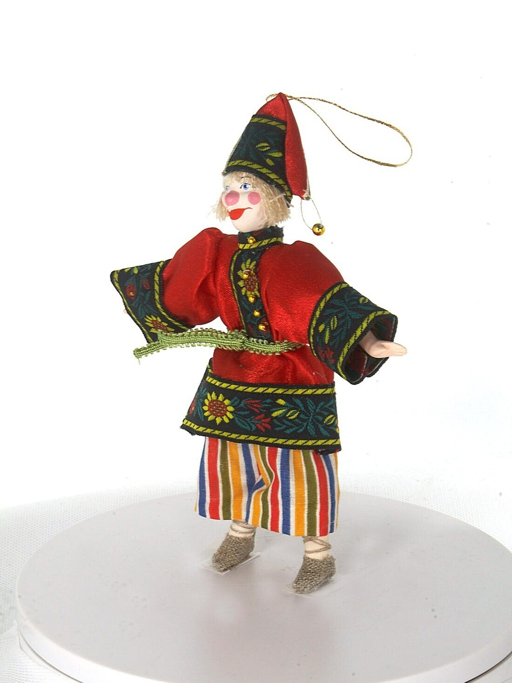 Подвесная фарфоровая кукла Петрушка - персонаж русского народного театра. Сувенир ручной работы