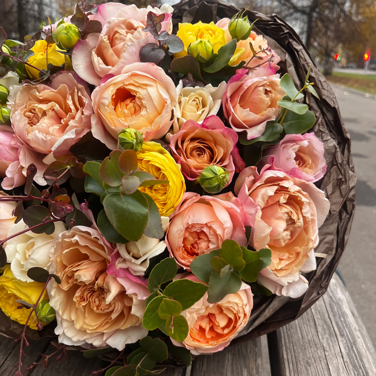 Персиковый микс — букет интерьерных садовых роз с великолепным эвкалиптом разных сортов