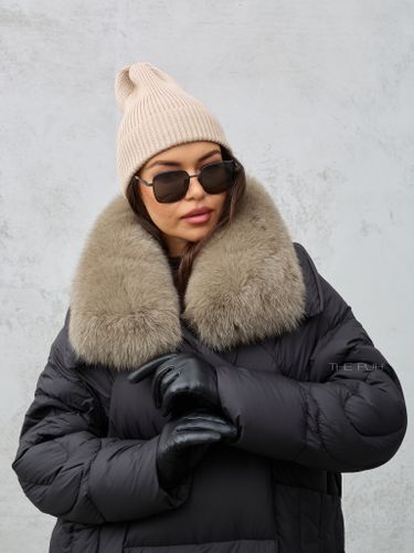 Удлиненный черный пуховик с меховым воротником