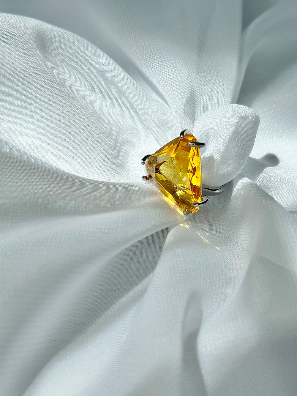 Кольцо треугольное из желтого кристалла, фурнитура серебро.