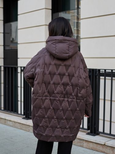 Шоколадный удлиненный пуховик с манишкой-капюшоном