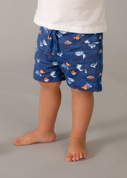 футболка с шортами и панамкой