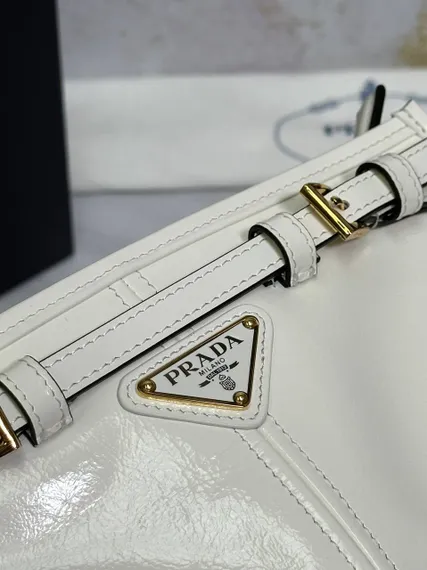 Маленькая кожаная сумка Prada через плечо, белый