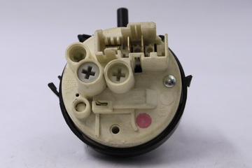 Датчик уровня воды (прессостат) 7670001 461971077021 65/40-300 стиральной машины Whirpool