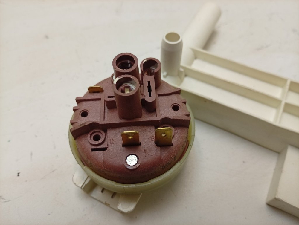 ESL46050 ктп8 Датчик уровня воды (прессостат) для посудомоечной машины Electrolux 1528189804 б/у