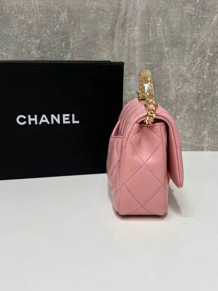 Стеганая мини-сумка Chanel с золотой ручкой