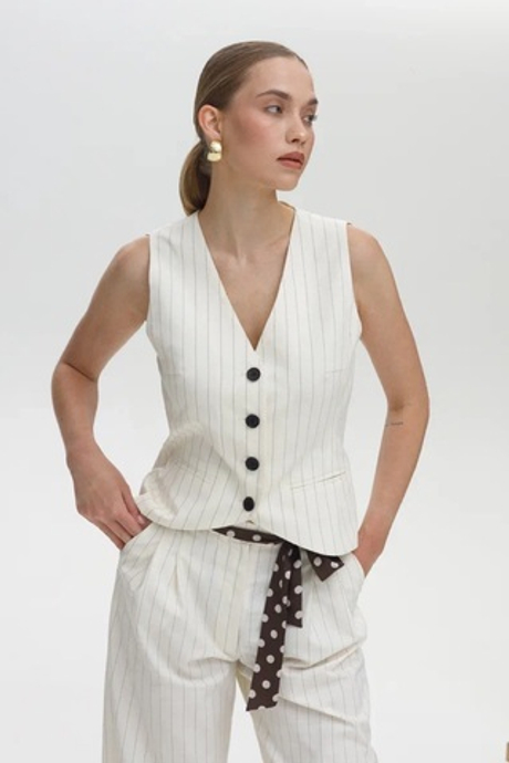 Жилет белый из костюмной ткани