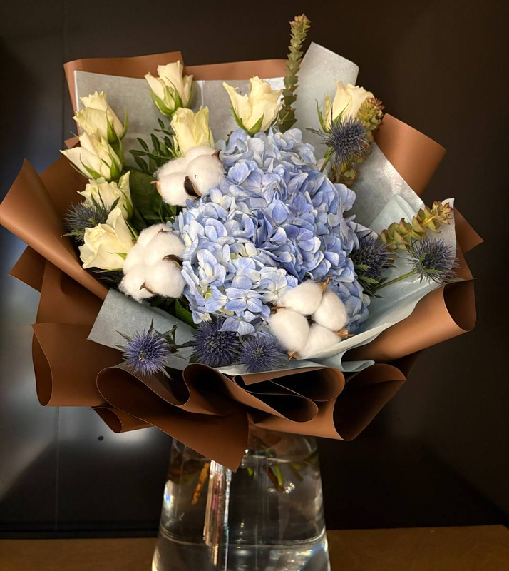 Букет с голубой гортензией и хлопком Букет с голубой гортензией и хлопком
