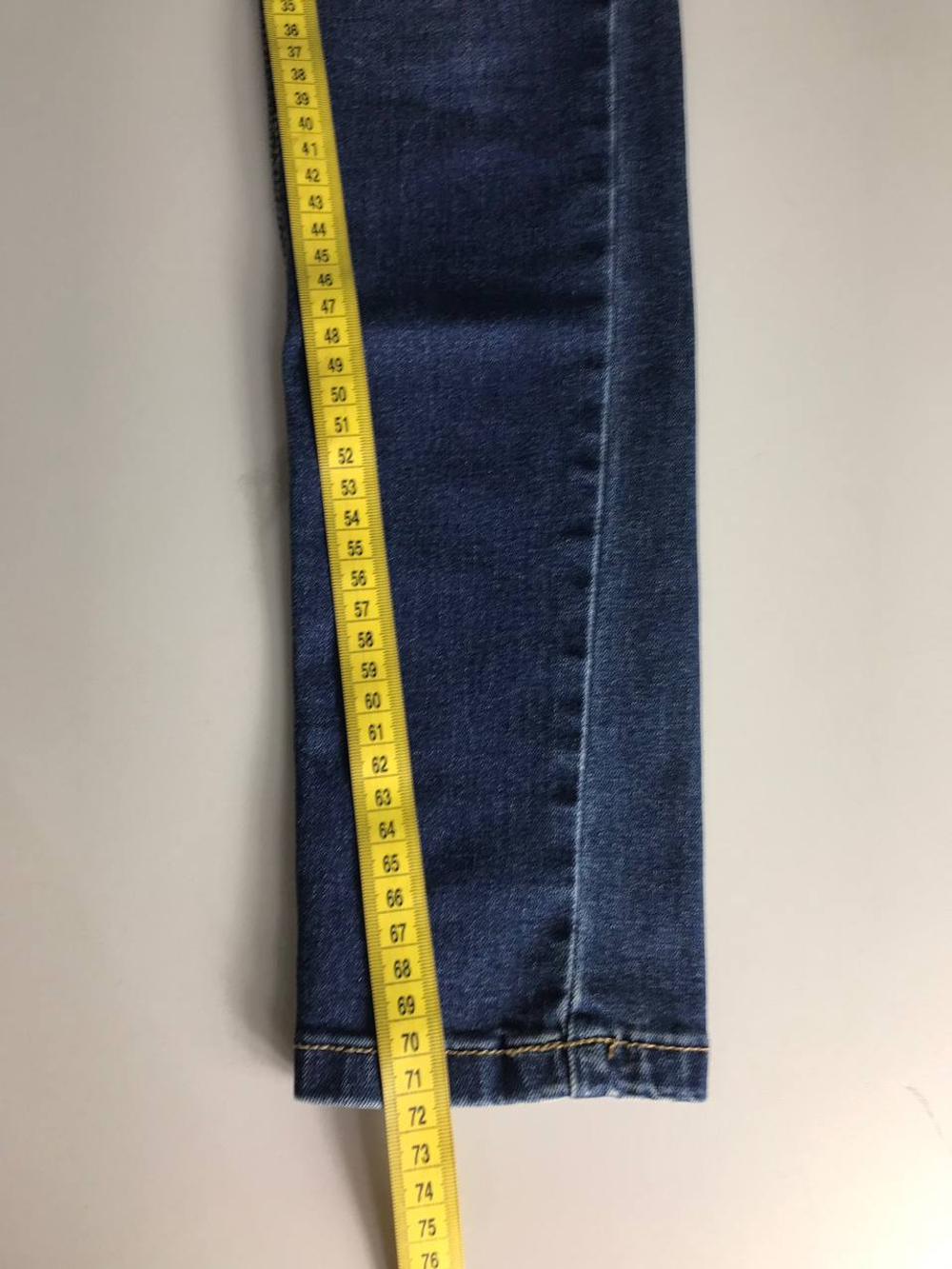 Джинсы Zarina лаконичные, визуально на 42 размер