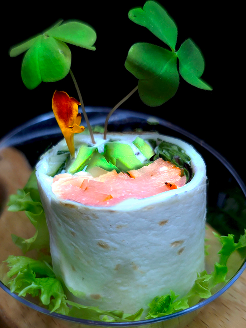 Сэндвич-ролл с лососем, сливочным сыром и авокадо