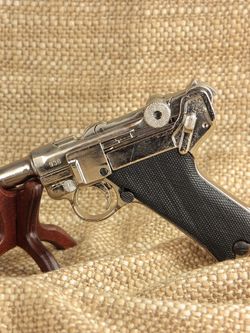 Denix Пистолет Люгер "Парабеллум" P08, Германия, 1898г. хромированный в подарочном футляре