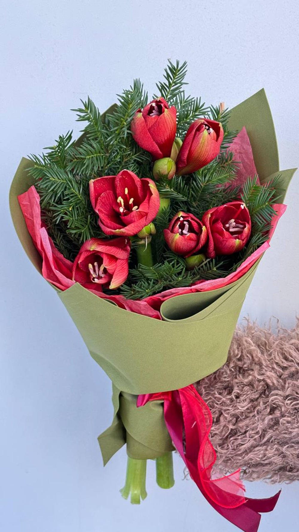 Зимний букет амариллисов с хвоей