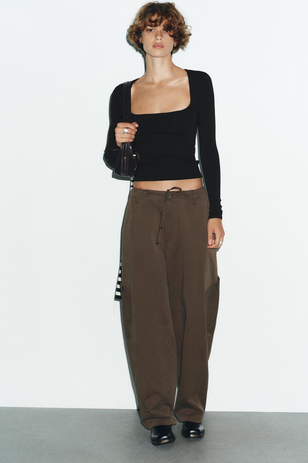 ZARA ФУТБОЛКА В РУБЧИК С КВАДРАТНЫМ ВЫРЕЗОМ, ЧЕРНЫЙ