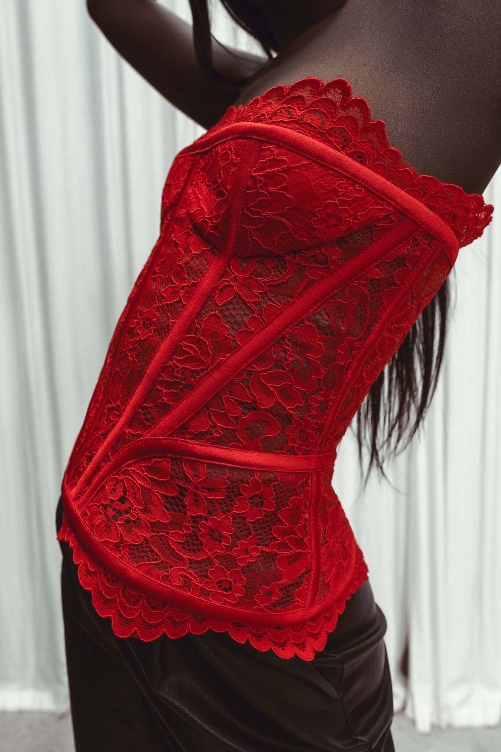 Удлиненный корсетный топ из кружева