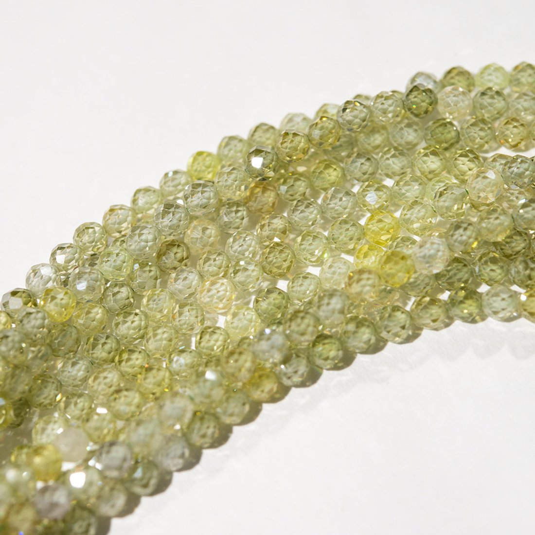 Фианиты, оттенок "Хризолит", 4мм, шар, микроогранка