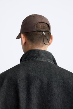 ZARA КЕПКА ИЗ ВЫСОКОТЕХНОЛОГИЧНОЙ ТКАНИ, КОРИЧНЕВЫЙ