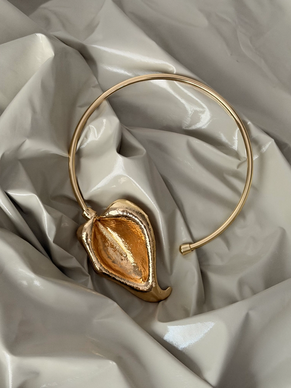 Колье-чокер Калла, Золотой