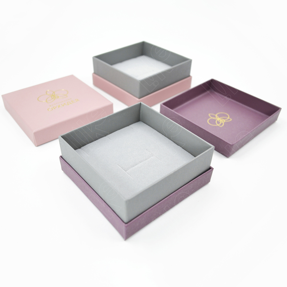 Футляр картонный с прослойкой под кольцо и серьги.