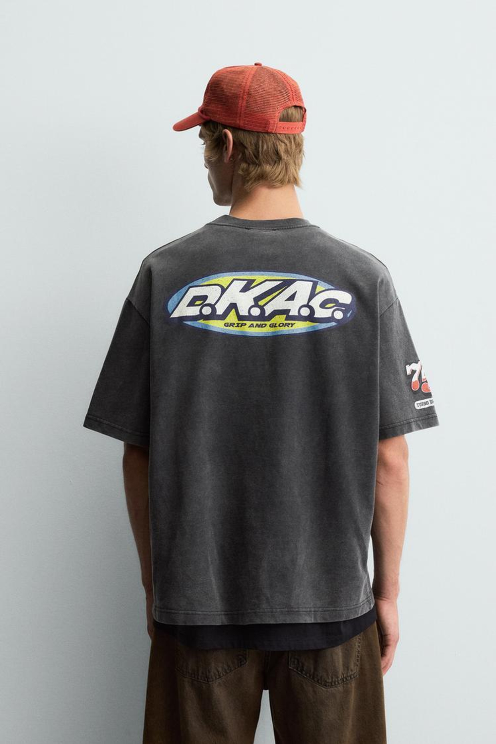 ZARA ФУТБОЛКА С ГРАФИЧЕСКИМИ ЛОГОТИПАМИ, ТЕМНЫЙ АНТРАЦИТ