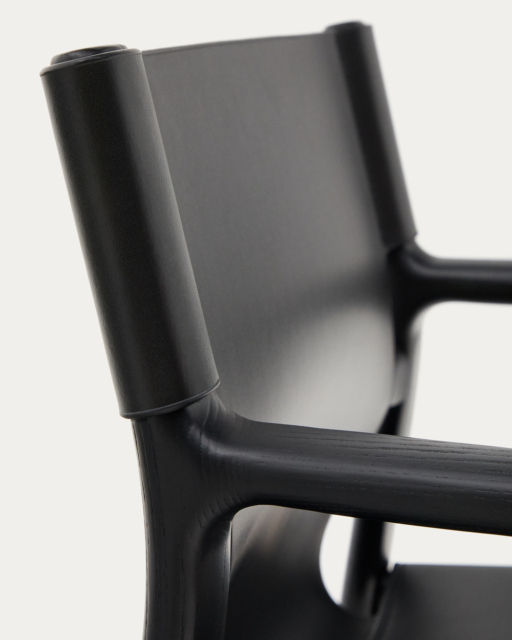 Стул Jan из переработанной кожи черного цвета и ясеня в черном цвете