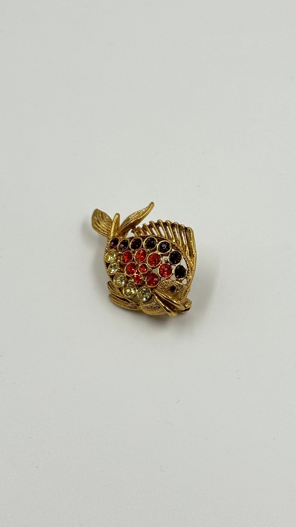 Брошь Рыбка с кристаллами