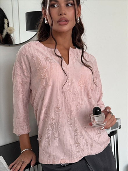 Розовая женская блузка из фактурного трикотажа с рукавом 3/4