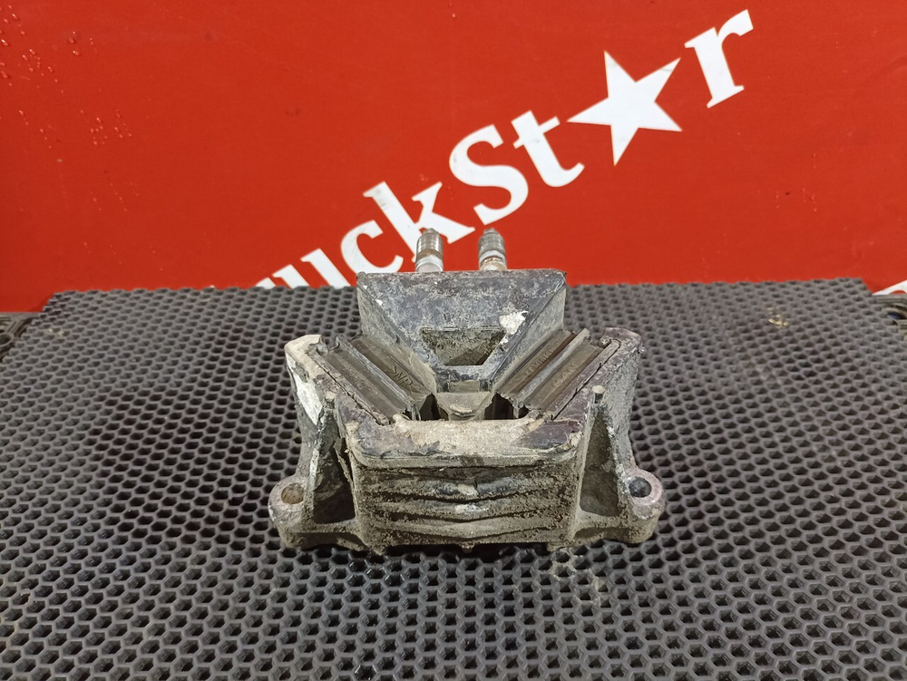 Подушка двигателя задняя 2016 год.