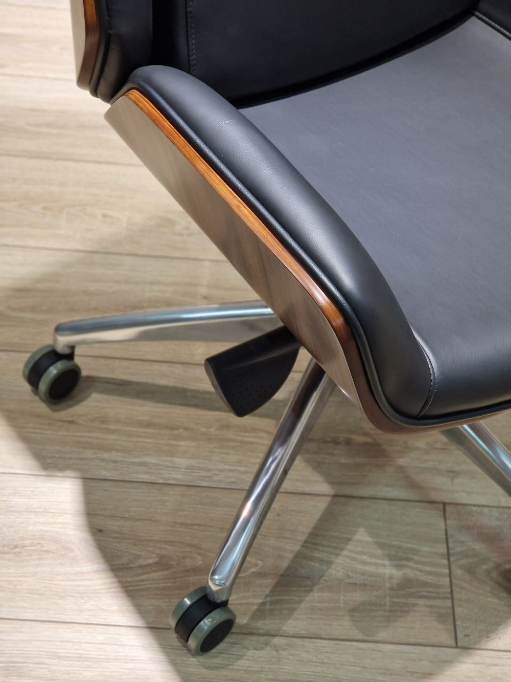 Кресло офисное 2388-1 582045 Black color LEATHER