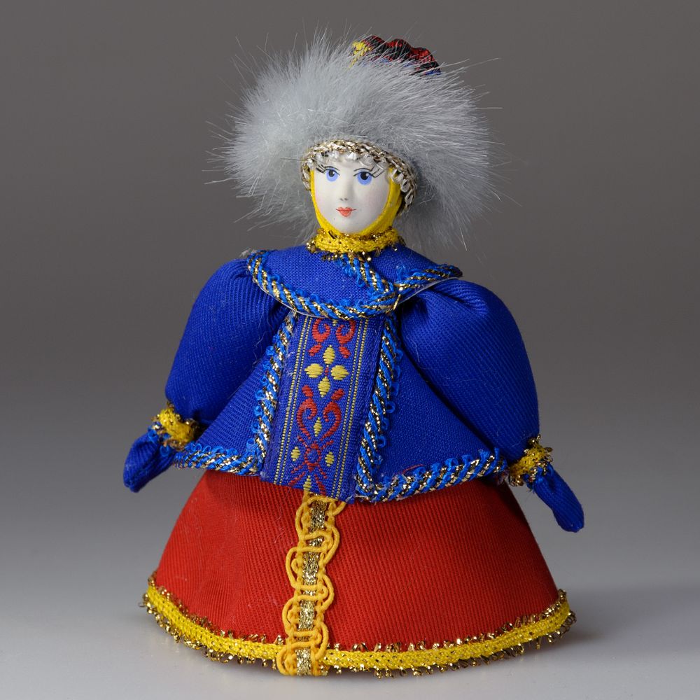 Малая подвесная кукла в шапочке с мехом