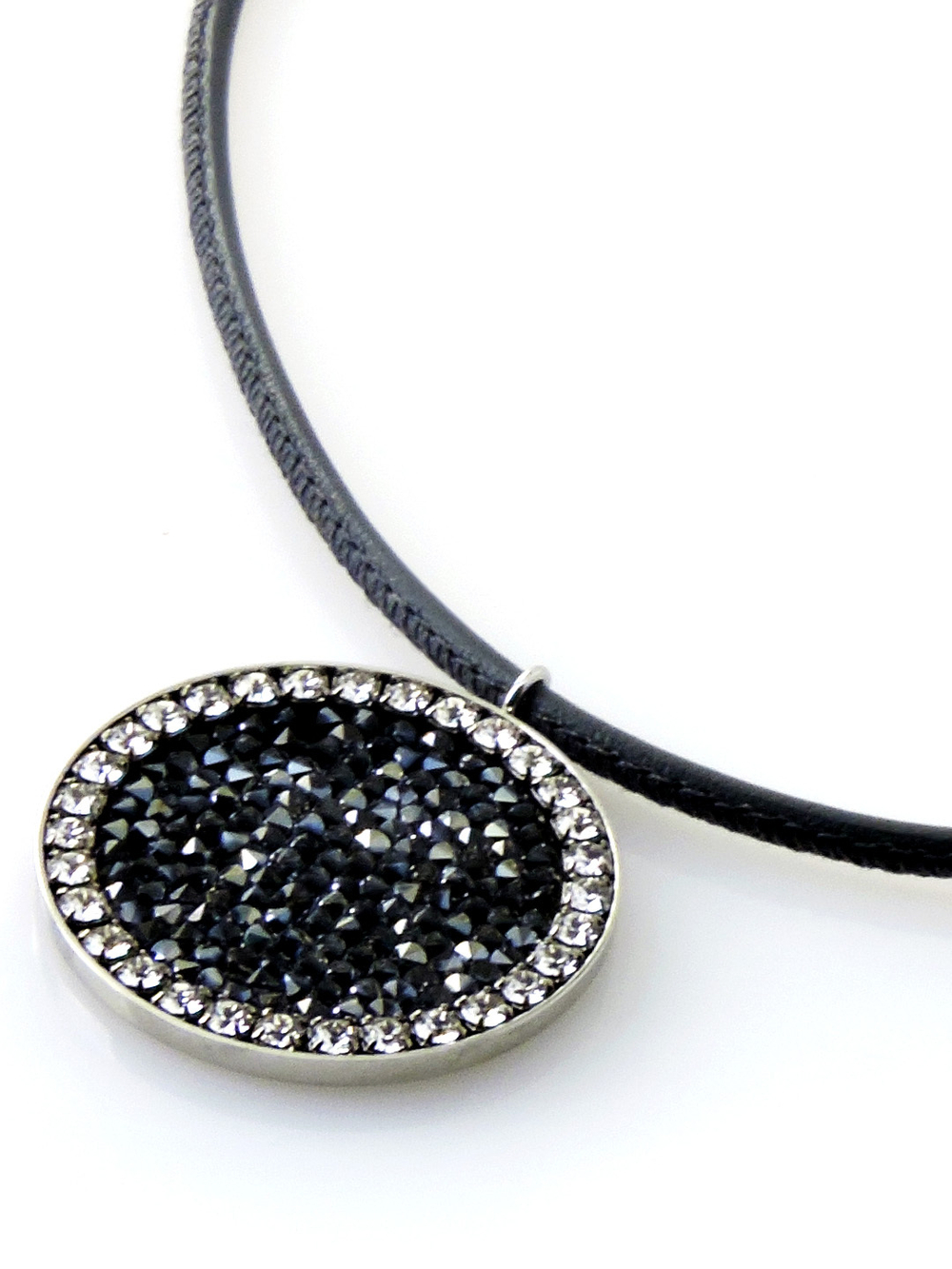 4705 Coeur de Lion кожаное колье с кулоном из кристаллов Сваровски. Кулон диаметром 3 см