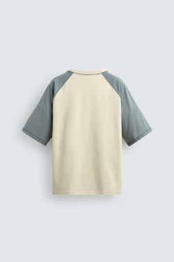 ZARA ФУТБОЛКА КОЛОР-БЛОК С КОНТРАСТНОЙ НАШИВКОЙ, ЭКРЮ