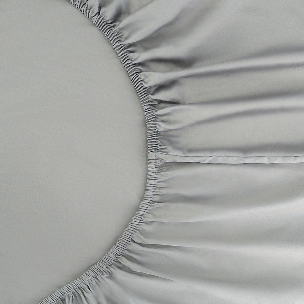 Простыня на резинке из премиального сатина светло-серого цвета из коллекции essential,  160х200х30 с