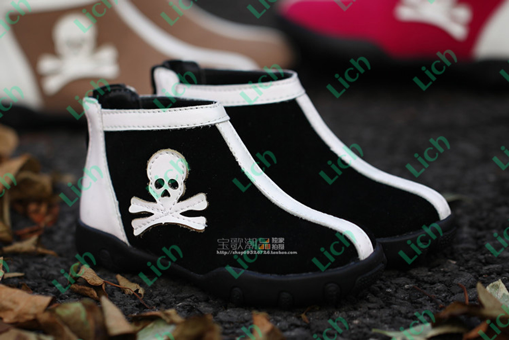 Ботинки детские контрастных цветов с аппликацией черепа