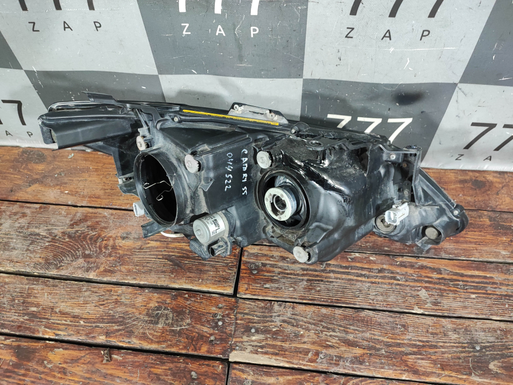 Фара левая ксенон Toyota Camry (XV50) 14-17 Б/У Оригинал 8118533891