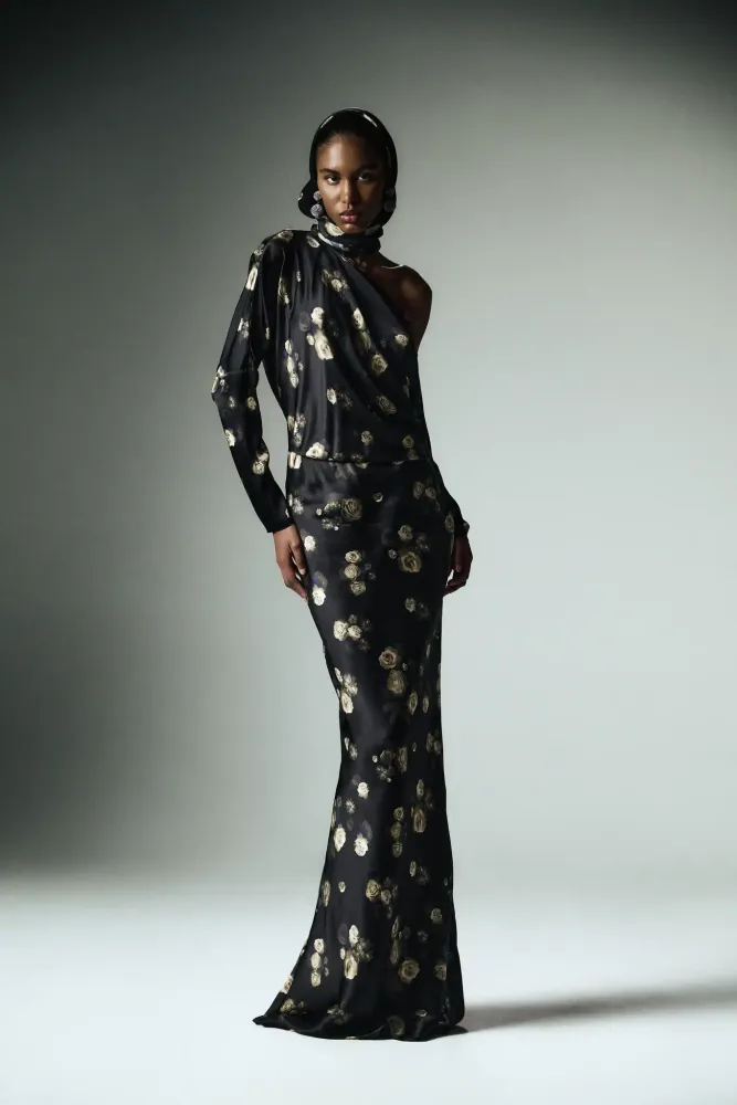 Anika maxi, платье макси из черного атласа с крупным цветочным принтом